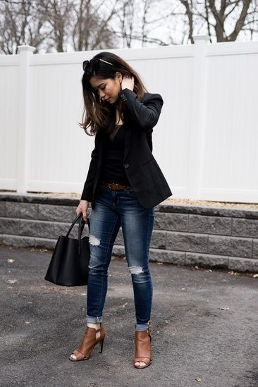 calça jeans e blazer preto feminino