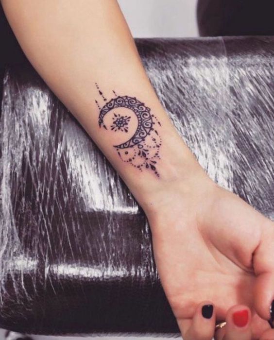 Inspiração de tatuagem feminina. #tattoonamao #tattoonamaofeminina 🍀