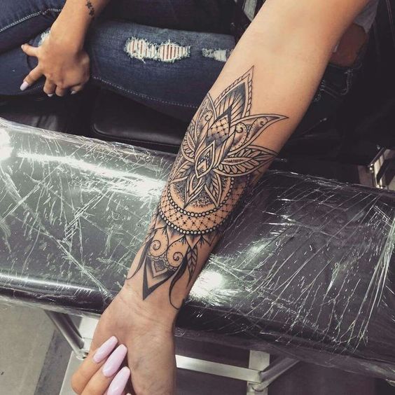 Inspiração de tatuagem feminina. #tattoonamao #tattoonamaofeminina 🍀