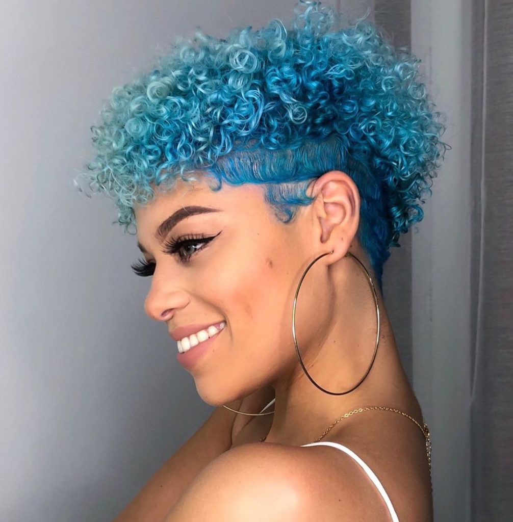 cabelos coloridos azul